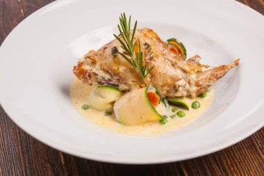 Kabak ve havuç soslu ördek bacak