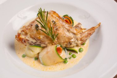 Kabak ve havuç soslu ördek bacak