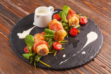 Et pastırma ile kiraz soslu alır.