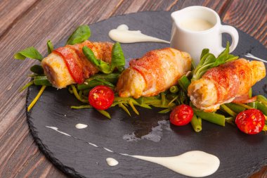 Et pastırma ile kiraz soslu alır.