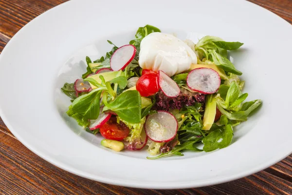 Beyaz tabakta saban süren yumurta salatası.