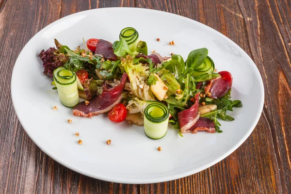 Salat Mit Ente Und Gemüse Auf Weißem Teller — Stockfoto