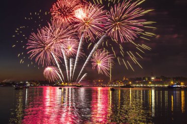 Nehri şehrin zemin karşı gece gökyüzünde havai fişek