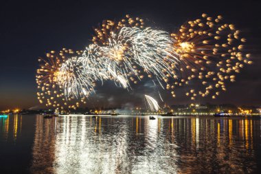 Nehri şehrin zemin karşı gece gökyüzünde havai fişek