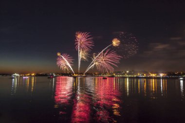 Nehri şehrin zemin karşı gece gökyüzünde havai fişek