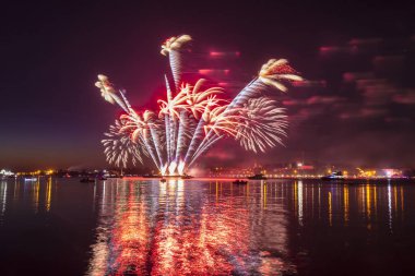 Nehir üzerinde gece gökyüzünde havai fişek