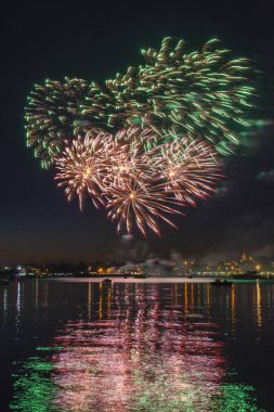 Nehir üzerinde gece gökyüzünde havai fişek