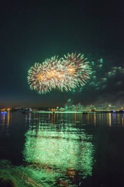 Nehir üzerinde gece gökyüzünde havai fişek