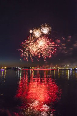 Nehir üzerinde gece gökyüzünde havai fişek