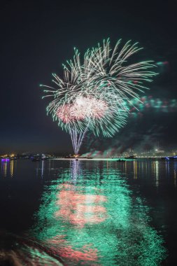 Nehri şehrin zemin karşı gece gökyüzünde havai fişek