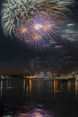 Nehir üzerinde gece gökyüzünde havai fişek