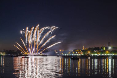 Nehir üzerinde gece gökyüzünde havai fişek
