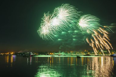 Nehir üzerinde gece gökyüzünde havai fişek
