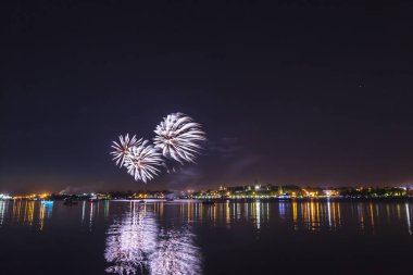 Nehir üzerinde gece gökyüzünde havai fişek