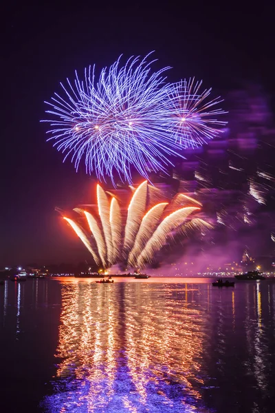 Fuegos Artificiales Cielo Nocturno Sobre Río Contra Telón Fondo Ciudad — Foto de Stock