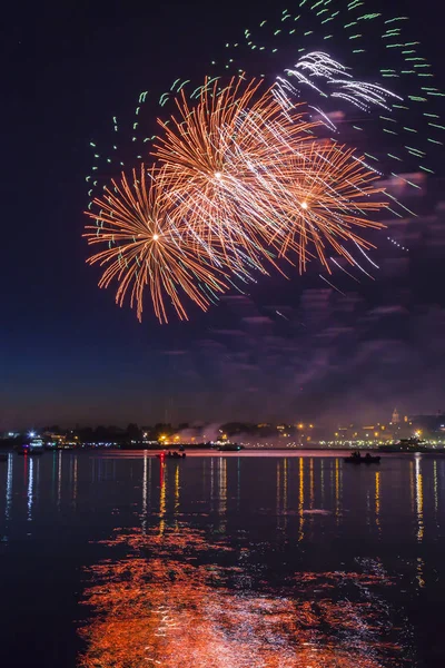 Ohňostroj Noční Obloze Nad Řekou Pozadí Města — Stock fotografie