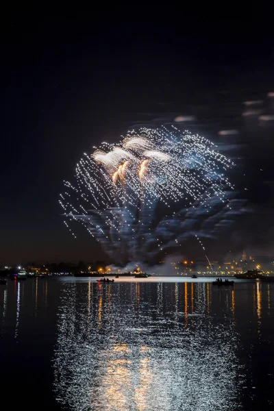 Fireworks Night Sky River Backdrop City — Stock Photo, Image