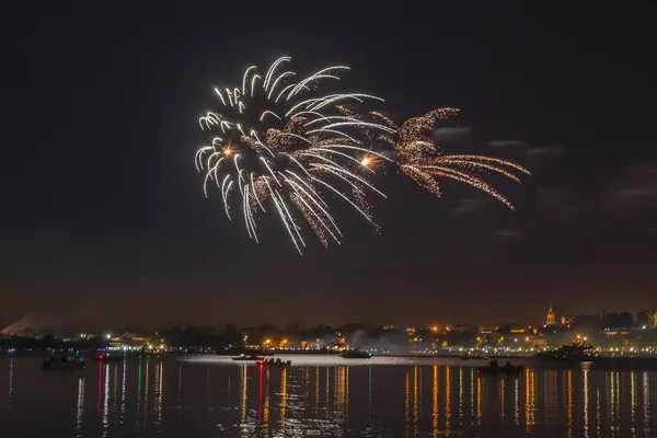 Fireworks in the night sky over the river — Stock Photo, Image