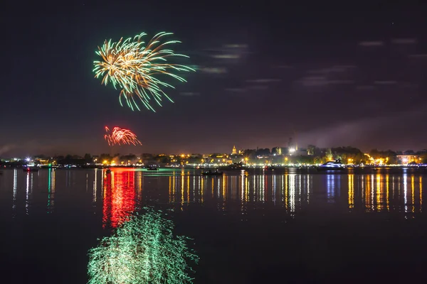 Fireworks in the night sky over the river — Stock Photo, Image