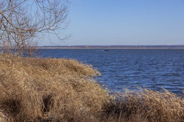 Rüzgâr arka planında Sonbahar Gölü