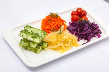 beyaz tabakta sebze aperatifi