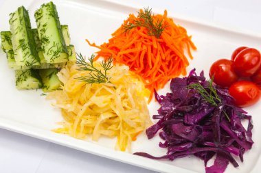 beyaz tabakta sebze aperatifi