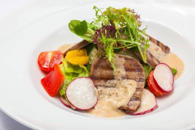 Dilli salata ve beyaz tabakta turp.