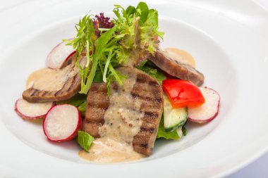 Dilli salata ve beyaz tabakta turp.