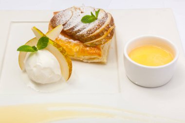 armutlu tatlı ve beyaz tabakta dondurma