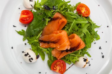 Roka salatası ve alabalık