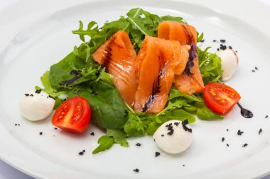 Roka salatası ve alabalık