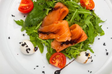 Roka salatası ve alabalık