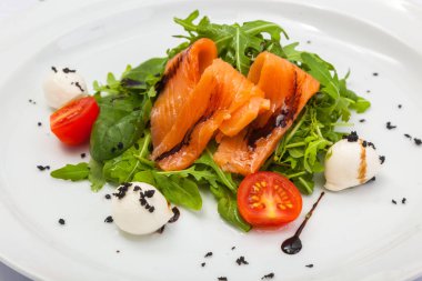 Roka salatası ve alabalık