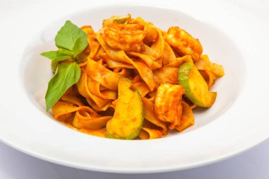 İtalyan makarna karides ve kabak ile
