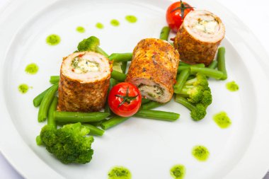 Tavuk rulo üzerinde yeşil fasulye