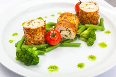 Tavuk rulo üzerinde yeşil fasulye