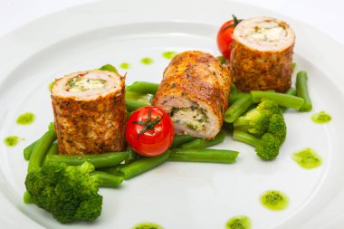 Tavuk rulo üzerinde yeşil fasulye