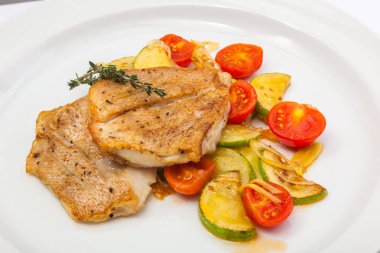 Kızarmış Balık sebze üzerine