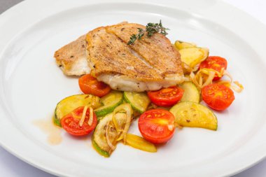 Kızarmış Balık sebze üzerine