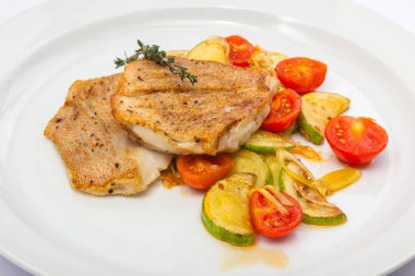 Kızarmış Balık sebze üzerine