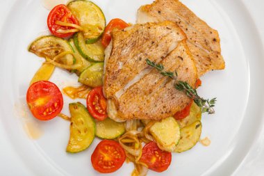 Kızarmış Balık sebze üzerine