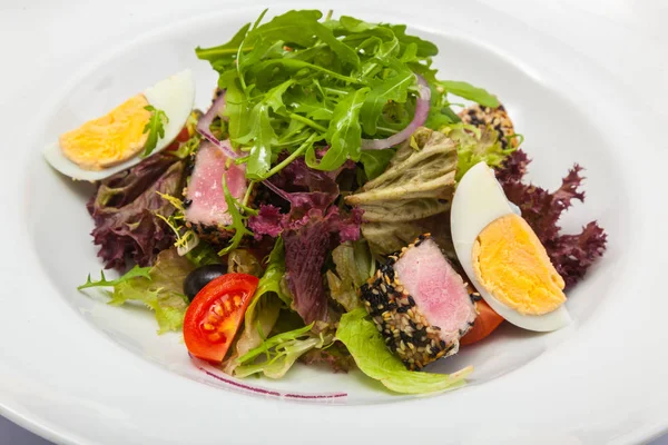 Salat Mit Thunfisch Und Auf Weißem Teller — Stockfoto