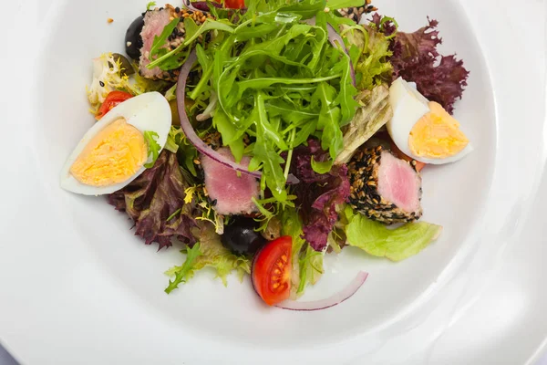 Salat Mit Thunfisch Und Auf Weißem Teller — Stockfoto