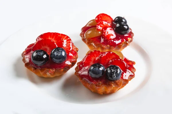 Tartaleta con bayas y frutas — Foto de Stock