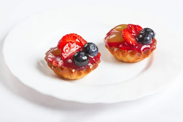 Tartaleta con bayas y frutas —  Fotos de Stock