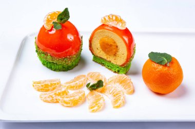 Beyaz tabakta Mandarin tatlısı