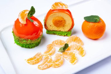 Beyaz tabakta Mandarin tatlısı