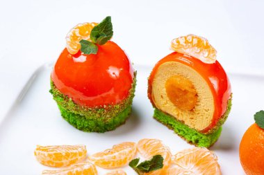 Beyaz tabakta Mandarin tatlısı