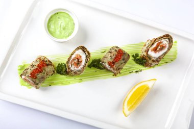 Peynirli krep Kırmızı balık ve havyar