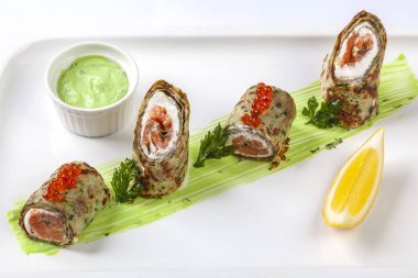 Peynirli krep Kırmızı balık ve havyar